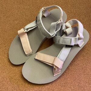 Teva women’s sandals NWOT size 8